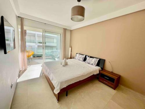 Ένα ή περισσότερα κρεβάτια σε δωμάτιο στο Spacious 2 Bedroom - Terrace & Ocean View