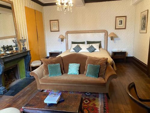 un salon avec un canapé et un lit dans l'établissement Belle Maison Laonnoise d'Antan, à Laon