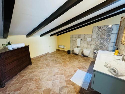 Un baño de Casa Monti with pool