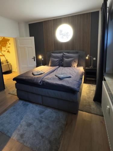 a bedroom with a large bed with a round window at Belm Ferienwohnung am Bach in Belm