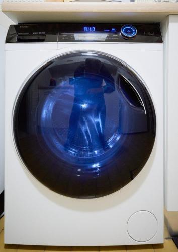 a blue vase sitting inside of a washing machine at Aerie Esmeralda in Como