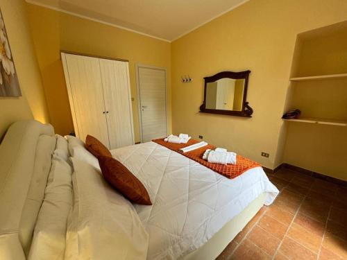 Una cama o camas en una habitación de Casa Monti with pool
