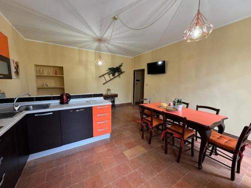 Una cocina o cocineta en Casa Monti with pool
