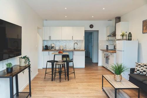 une cuisine et un salon avec une table et des chaises dans l'établissement L'escapade professionnelle - T3 - St Barth, à Saint-Barthélemy-dʼAnjou