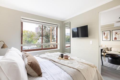 Снимка в галерията на Apt Barrio Turístico Bohemio 3 min Metro, Wifi, AC, Netflik, Comodidad в Сантяго