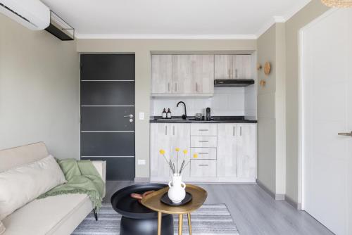 Снимка в галерията на Apt Barrio Turístico Bohemio 3 min Metro, Wifi, AC, Netflik, Comodidad в Сантяго