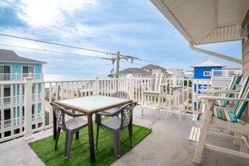 Balkón nebo terasa v ubytování Condo with Pool - Walk to Freeman Park or Tiki Bar