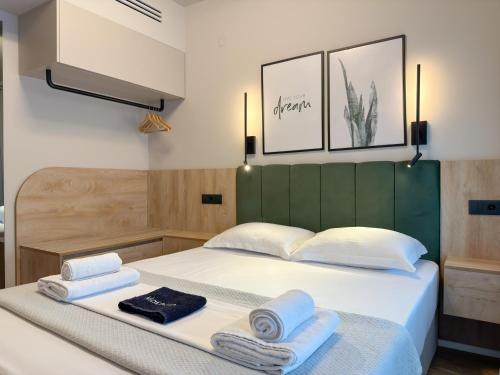 Ένα ή περισσότερα κρεβάτια σε δωμάτιο στο LIV Luxury Mini Penthouse City Center 7B