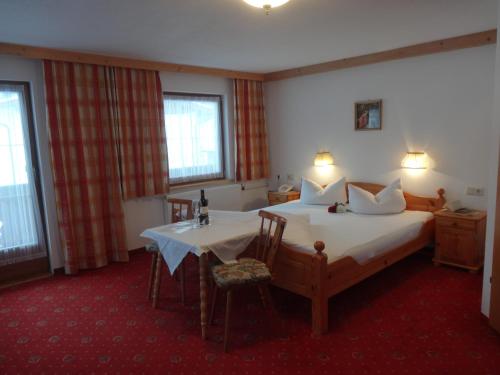 Ein Bett oder Betten in einem Zimmer der Unterkunft Walchenhof