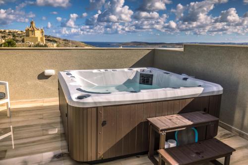 Fotografie z fotogalerie ubytování Stylish Duplex 3 Bedroom Jacuzzi, BBQ, Scenic Views v destinaci Għajnsielem