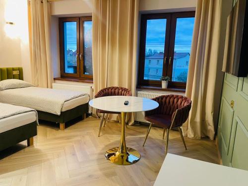 une petite pièce avec une table et deux chaises dans l'établissement Hotel & Restauracja Kormoran, à Orzysz