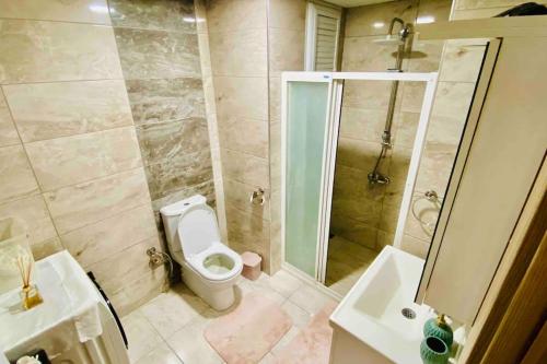 a bathroom with a toilet and a shower and a sink at Peribacası Manzaralı Modern Daire in Urgup