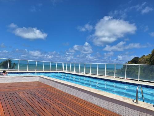 einem Pool auf dem Deck eines Kreuzfahrtschiffs in der Unterkunft Apartamento BLUE in João Pessoa