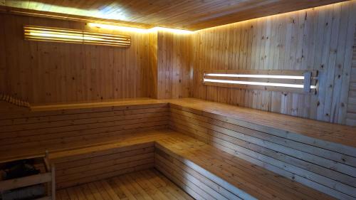 an empty wooden sauna with a window and a wooden floor at Apartamentos en Club Residencial in Ibagué
