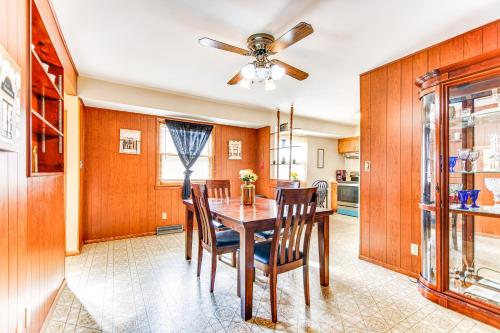 Φωτογραφία από το άλμπουμ του Milwaukee Home with Fire Pit about 8 Mi to Lake Michigan σε Μιλγουόκι