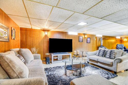Μια τηλεόραση ή/και κέντρο ψυχαγωγίας στο Milwaukee Home with Fire Pit about 8 Mi to Lake Michigan