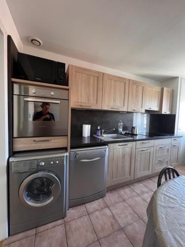 La cuisine est équipée d'un lave-linge, d'un sèche-linge et d'un four micro-ondes. dans l'établissement 18 Rue Général Périer, à Nîmes
