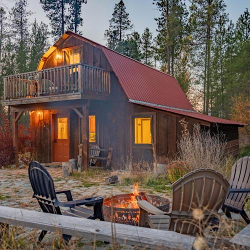 CoramにあるSaddle N' Sage, 7 Min To Glacier, Fire Pitの森の中の小屋(椅子、ファイヤーピット付)