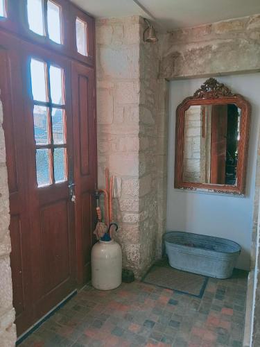 La salle de bains est pourvue d'une baignoire, d'une fenêtre et d'une porte. dans l'établissement maison familiale au cœur du cotentin, à Valognes