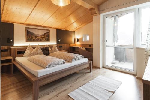 Postel nebo postele na pokoji v ubytování Stubaier Bauern Appartement