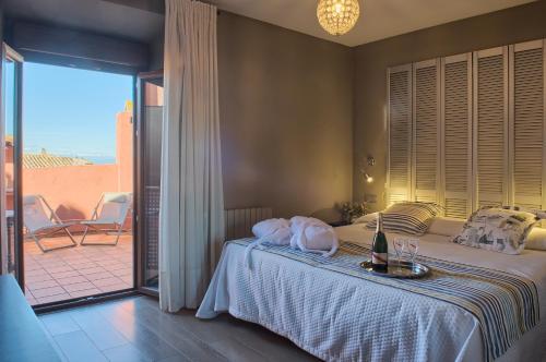 Un pat sau paturi într-o cameră la Hotel-Spa Classic Begur