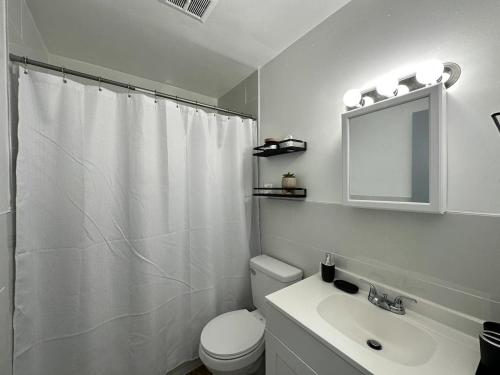 Ένα μπάνιο στο Affordable Stay Near Proctors A5