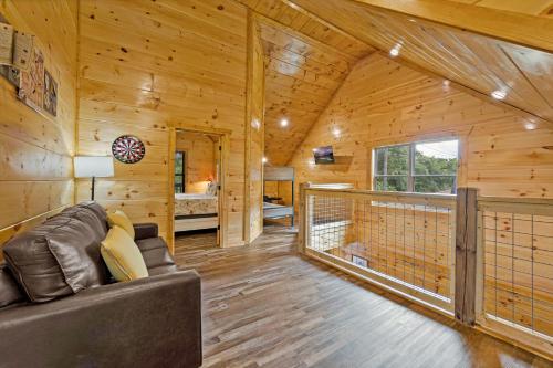 赛维尔维尔The Lazy Bee - Mountain Views, Pool, Hot Tub & Games for All的小屋内带沙发的客厅
