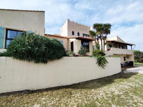 une maison avec des plantes devant dans l'établissement Domaine MAS NATURA 2 gites climatisation, piscine et SPA, à Banyuls-dels-Aspres