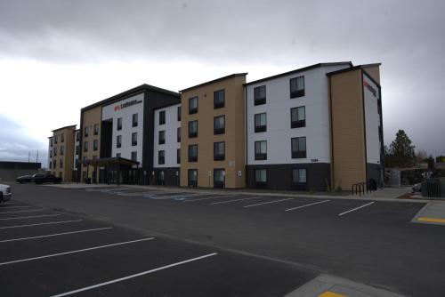 a row of buildings in a parking lot at LivAway Suites Tri-Cities-Richland in Richland