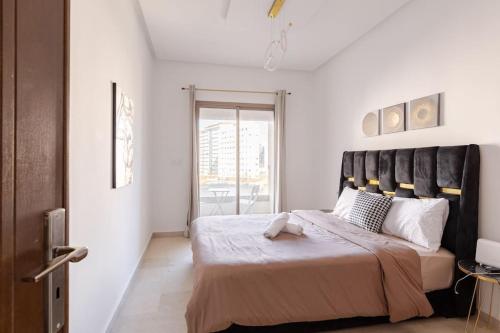 Postel nebo postele na pokoji v ubytování Cozy Suite & Balcony - Beach & Train Station