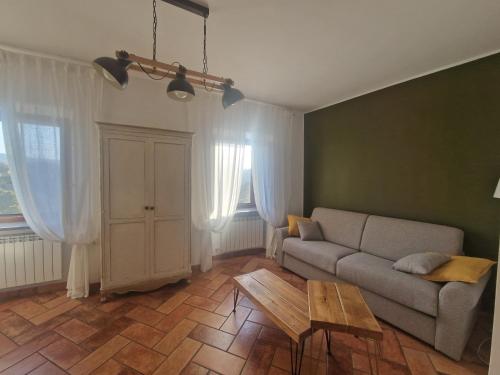 a living room with a couch and a table at Piazza Duomo casa vacanze in Sutri