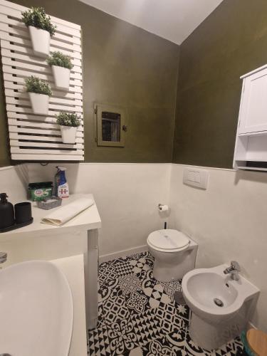 a bathroom with a toilet and a sink at Piazza Duomo casa vacanze in Sutri