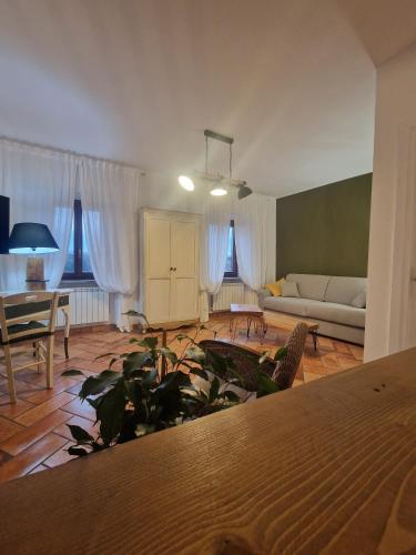 a living room with a couch and a table at Piazza Duomo casa vacanze in Sutri