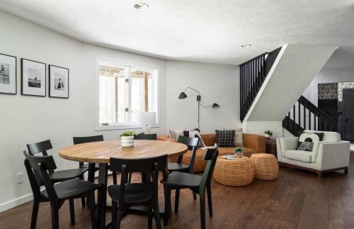 Ruang duduk di New Beautifully Updated Home with Gameroom!