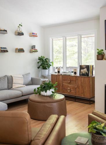 Ruang duduk di New Beautifully Updated Home with Gameroom!