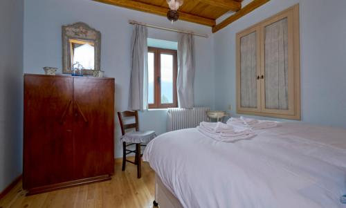 Postel nebo postele na pokoji v ubytování Rustic Stone House