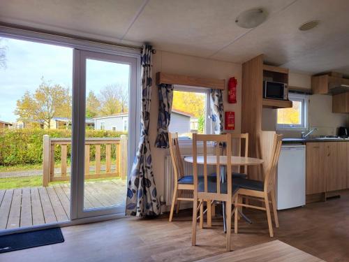 Kuchyň nebo kuchyňský kout v ubytování Strandhuis `Het Kompas`