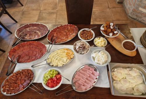 un tavolo con un sacco di diversi tipi di cibo di Villa Baranja a Karanac