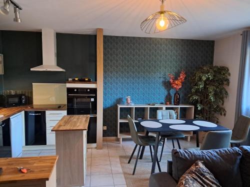 une cuisine et un salon avec une table et des chaises dans l'établissement APPT CENTRAL - Loggia - CLIM - Parking, à Montélimar