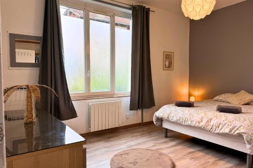 une chambre avec un lit et une fenêtre dans l'établissement Le Musset, BNBconciergerie, à Vaulx-en-Velin