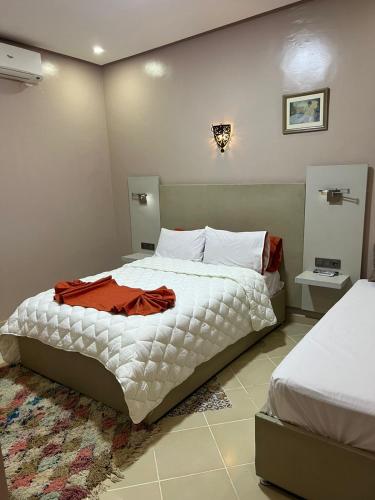 a bedroom with a large white bed in a room at COMPLEXE L'OASIS in Erfoud