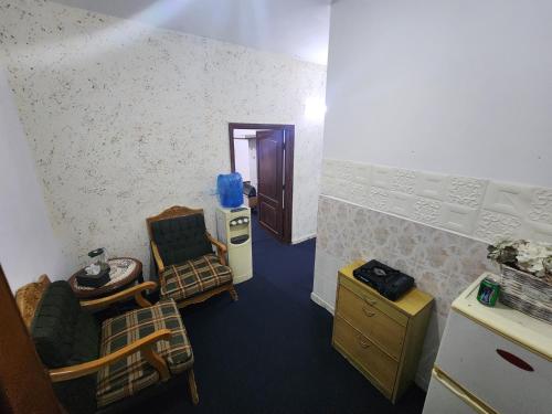 ジャラシュにあるArtemis Hotelのテーブルと椅子とキッチンのある部屋