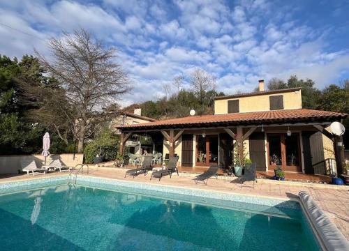 une piscine devant une maison dans l'établissement Belle Villa 4 bed, sud de la France, à Limoux