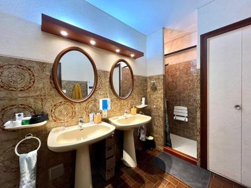 a bathroom with two sinks and a large mirror at Belle Villa 4 bed, sud de la France in Limoux