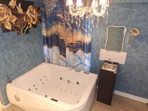 ワレヘムにあるWaregem Hotel Aのバスタブと鏡のあるバスルーム