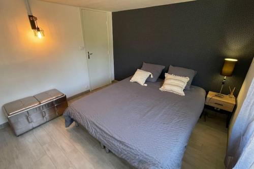 une chambre avec un grand lit avec deux oreillers dans l'établissement Appartement au calme avec piscine et terrasse, à Carqueiranne