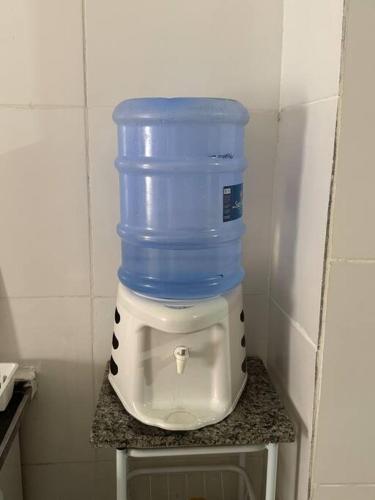 a blue and white food processor sitting on a counter at Casa maravilhosa in Natal