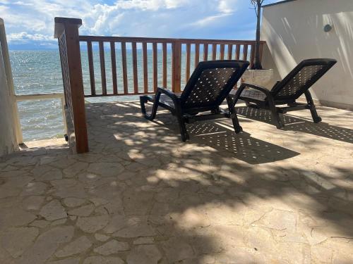 two chairs sitting on a balcony overlooking the ocean at Espectacular alojamiento frente al mar in Necoclí