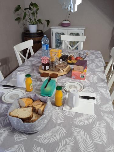 une table avec une assiette de pain et d'autres aliments dessus dans l'établissement Ty Samy et Seb, à Mauron