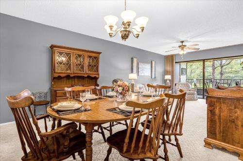 ein Esszimmer mit einem Holztisch und Stühlen in der Unterkunft Golfer's Paradise Ventura Resort Luxury Condo in Orlando